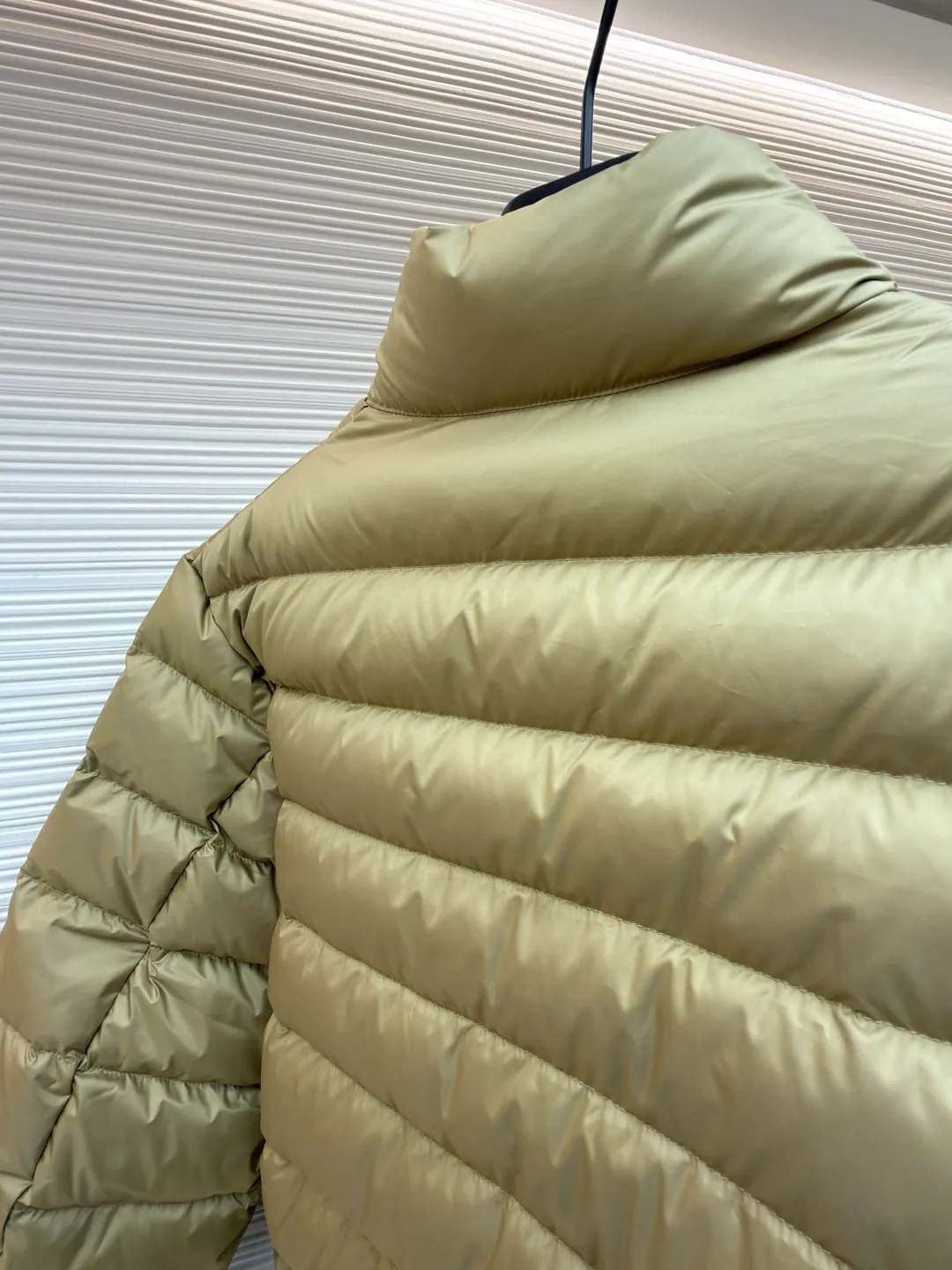 Ralph Lauren embroidered rib down jacket ●Original version: Purchased and developed by 2562 ●Item number: 1682294-D15 ●Fabric: white duck down fabric ●Technology: mechanical down filling ●Color: khaki ●Type: Fitted version ●Weight: about 585 grams ●Size: S-M-L-XL ●Description: Nylon fabric has good windproof and waterproof properties and can effectively block the intrusion of wind and rain from the outside Keeps the inside dry and suitable for wearing in humid or rainy conditions. The red label on the chest is made with an imported MECLO embroidery machine. The original pattern is scanned first, and then high-quality silk thread is used to make a pattern. The density effect is adjusted by continuous pattern making. The zipper design is simple and elegant. It is easy to operate; the closing design of the cuffs and hem effectively prevents cold wind from invading, improving the warmth and comfort of wearing. It uses 90 white duck down with a weight of 260g to ensure excellent thermal insulation performance. After the velvet has been strictly screened and processed, it is not easy to drill into the velvet, ensuring durability. The overall wiring is straight and delicate, the fabric is comfortable and soft, and the color is consistent without color difference. It can be matched with the same style to create a fashionable look and control various occasions. Customized accessories, complete with three standards, same style for men and women!